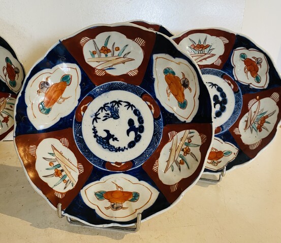 suite de six assiettes en porcelaine imari bord à goudron . XIX siècle .