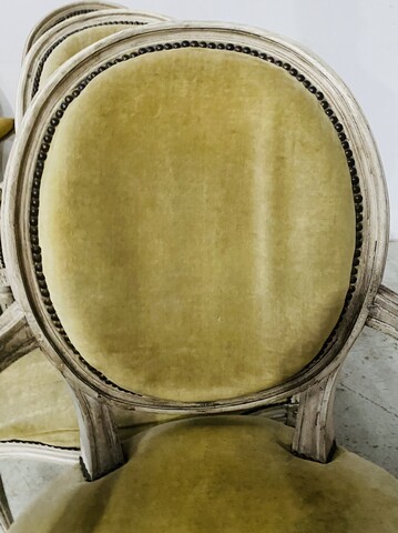 suite de six fauteuils à médaillon style Louis XVI bois patiné . XIX siècle .