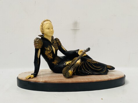 sujet art déco thème la violoniste régule polychrome socle marbre . XX siècle .