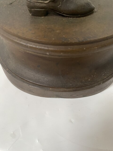 sujet régule thème le taillandiers sur socle rond en régule . XX siècle .