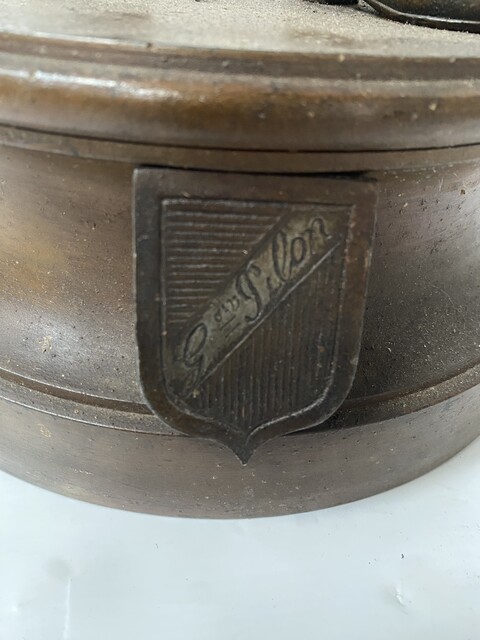 sujet régule thème le taillandiers sur socle rond en régule . XX siècle .