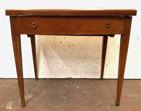 Table a jeu de style Louis XVI en marqueterie de losanges XX siècle