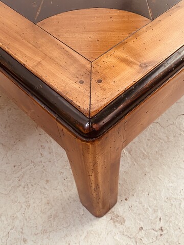 table basse architecturale plateau marqueté dessin géométrique . XX siècle .