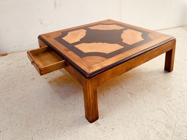 table basse architecturale plateau marqueté dessin géométrique . XX siècle .
