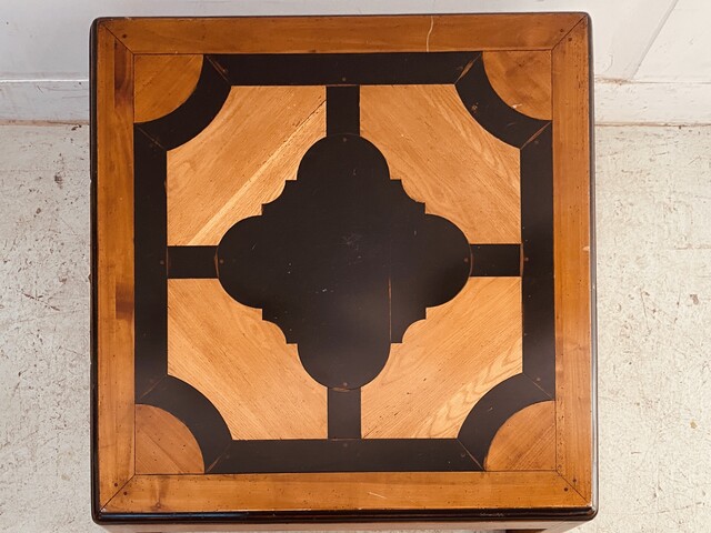 table basse architecturale plateau marqueté dessin géométrique . XX siècle .