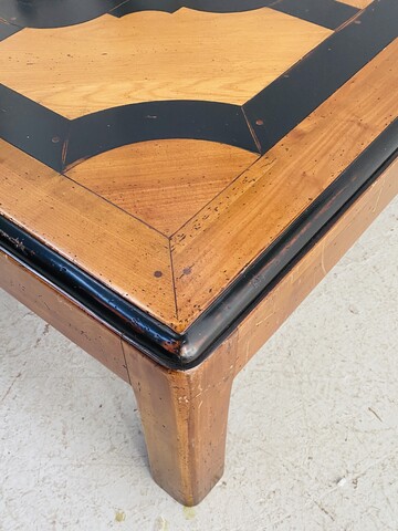 table basse architecturale plateau marqueté dessin géométrique . XX siècle .