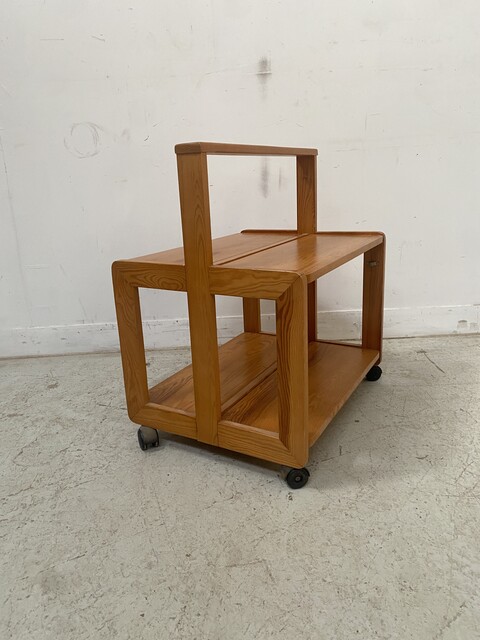 table basse architecturale sur roulettes en sapin massif . XX siècle .
