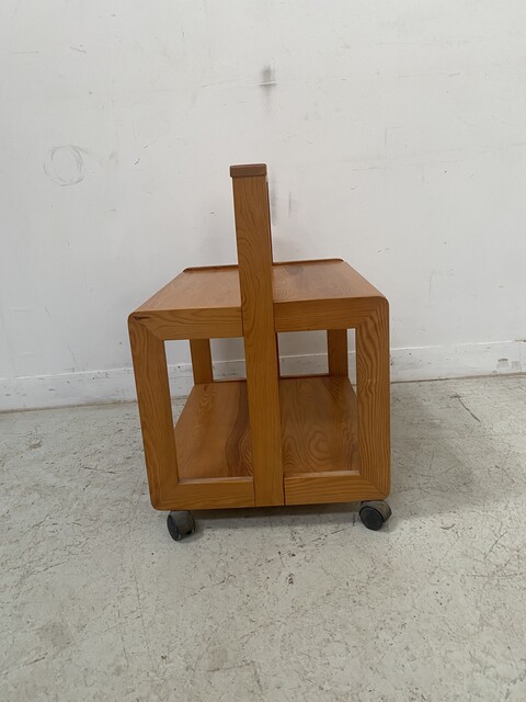 table basse architecturale sur roulettes en sapin massif . XX siècle .