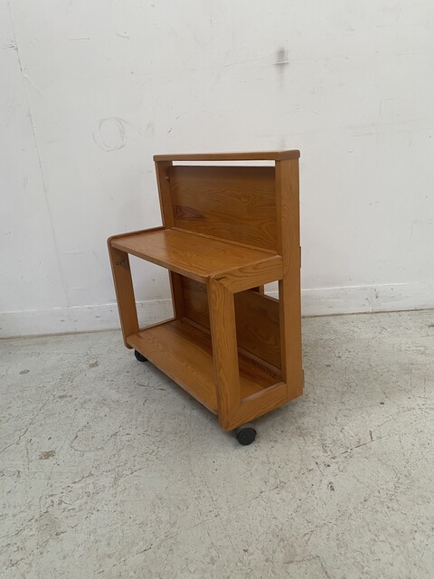 table basse architecturale sur roulettes en sapin massif . XX siècle .