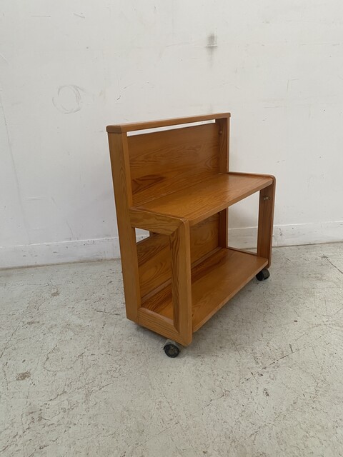 table basse architecturale sur roulettes en sapin massif . XX siècle .