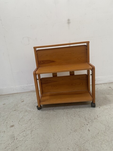 table basse architecturale sur roulettes en sapin massif . XX siècle .