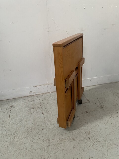 table basse architecturale sur roulettes en sapin massif . XX siècle .