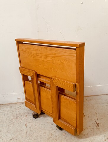 table basse architecturale sur roulettes en sapin massif . XX siècle .