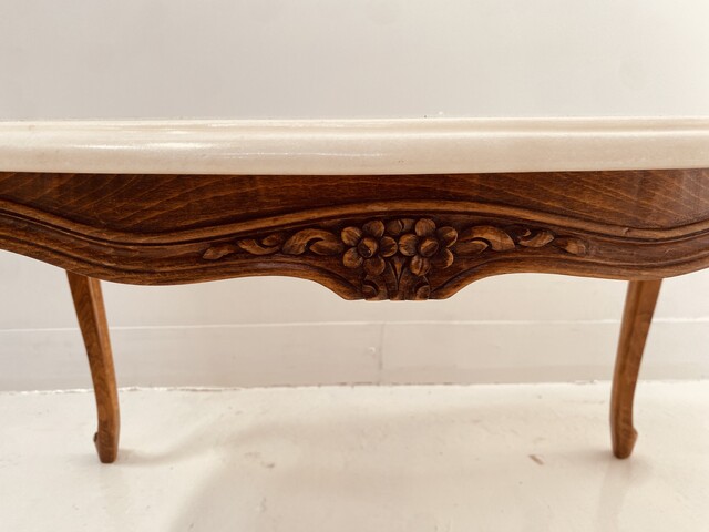 Table basse de style Louis XV en bois patiné dessus marbre . XX siècle .