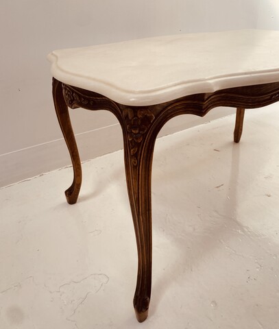 Table basse de style Louis XV en bois patiné dessus marbre . XX siècle .