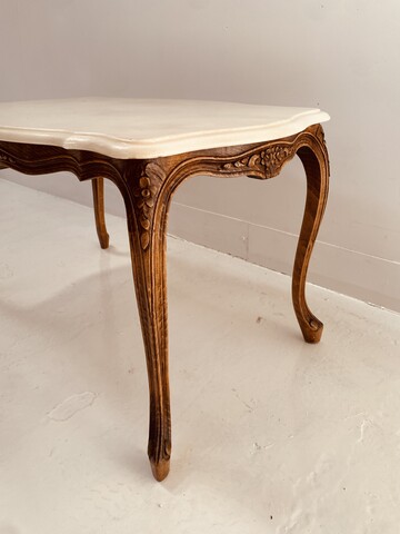 Table basse de style Louis XV en bois patiné dessus marbre . XX siècle .