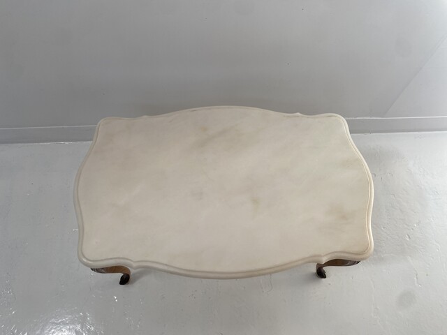 Table basse de style Louis XV en bois patiné dessus marbre . XX siècle .