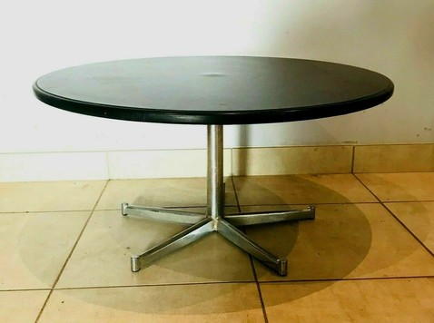 Table basse des années 50 piétement chrome XX siècle