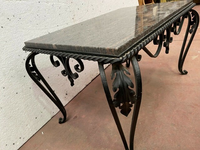 Table basse en fer forgé et marbre XX siècle