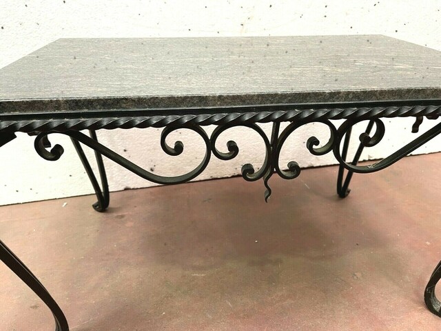 Table basse en fer forgé et marbre XX siècle