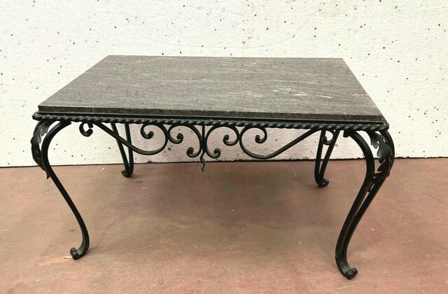Table basse en fer forgé et marbre XX siècle