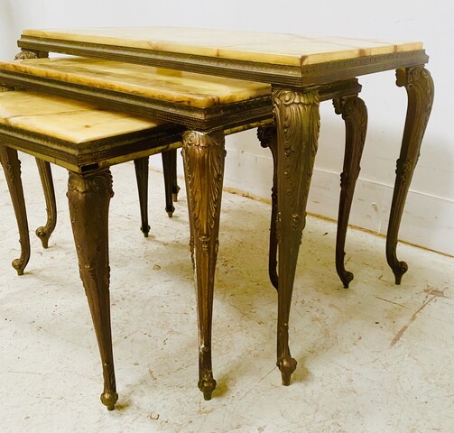 Table basse gigogne style Louis XV dessus marbre onyx . XX siècle .