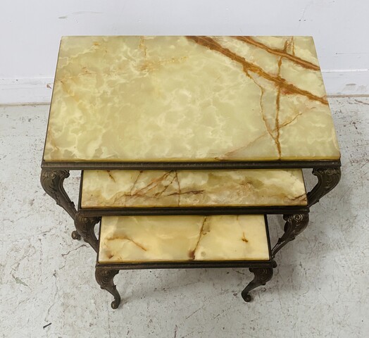 Table basse gigogne style Louis XV dessus marbre onyx . XX siècle .