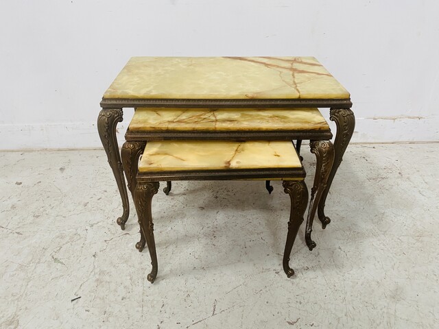 Table basse gigogne style Louis XV dessus marbre onyx . XX siècle .