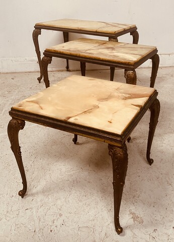 Table basse gigogne style Louis XV dessus marbre onyx . XX siècle .