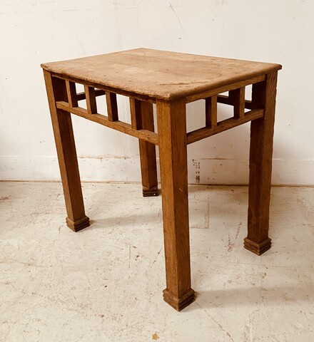 table basse minimaliste architecturale en chêne massif . XX siècle .