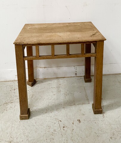 table basse minimaliste architecturale en chêne massif . XX siècle .