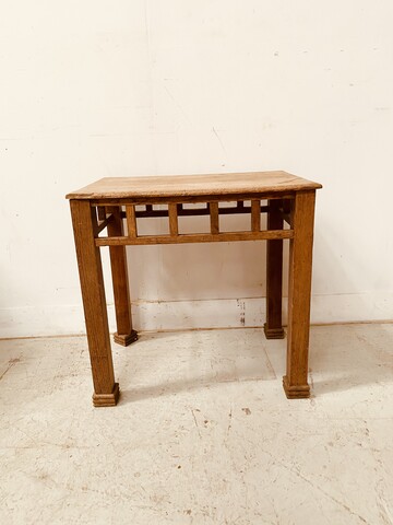 table basse minimaliste architecturale en chêne massif . XX siècle .