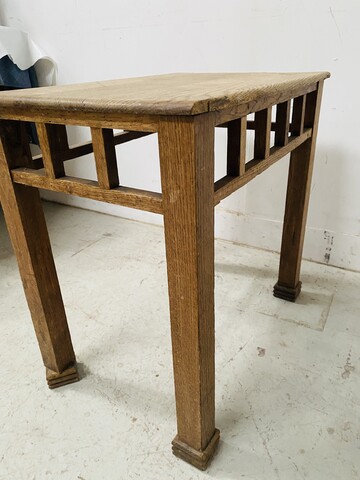 table basse minimaliste architecturale en chêne massif . XX siècle .