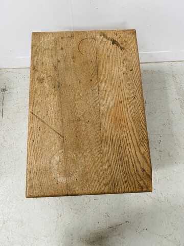 table basse minimaliste architecturale en chêne massif . XX siècle .