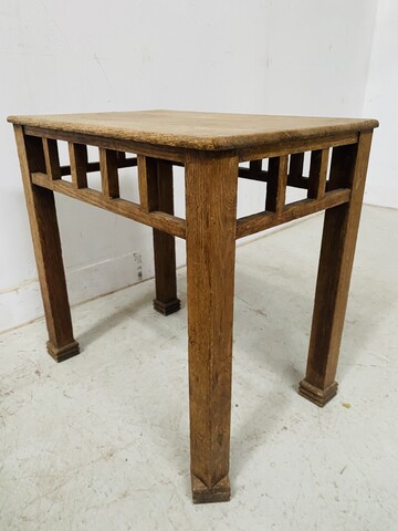 table basse minimaliste architecturale en chêne massif . XX siècle .