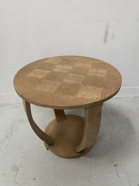 table basse ronde art déco en placage de bois de chêne . XX siècle .