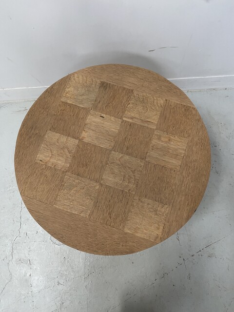 table basse ronde art déco en placage de bois de chêne . XX siècle .