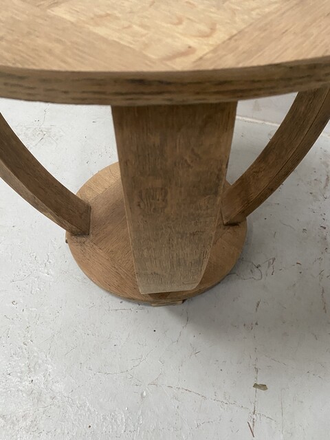 table basse ronde art déco en placage de bois de chêne . XX siècle .