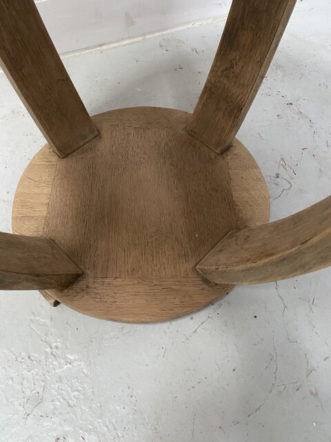 table basse ronde art déco en placage de bois de chêne . XX siècle .