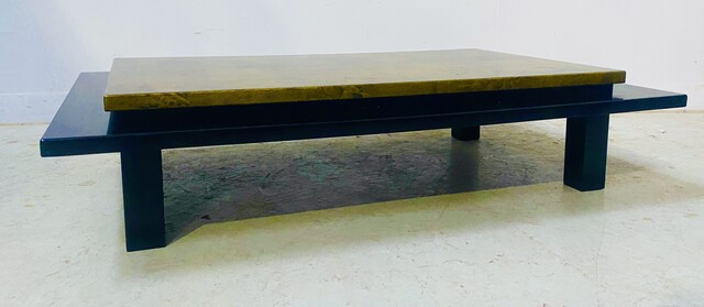 Table basse style Japonaise circa 70 plateau en laque  noir et or . XX siècle .