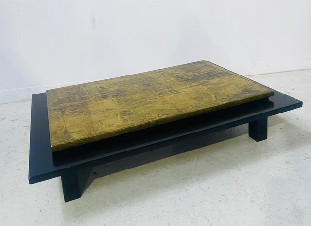 Table basse style Japonaise circa 70 plateau en laque  noir et or . XX siècle .
