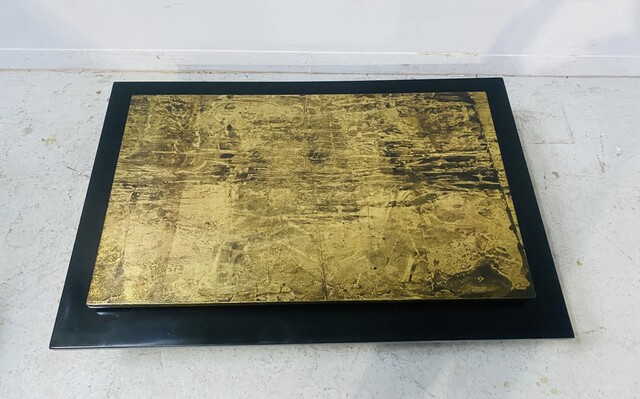 Table basse style Japonaise circa 70 plateau en laque  noir et or . XX siècle .