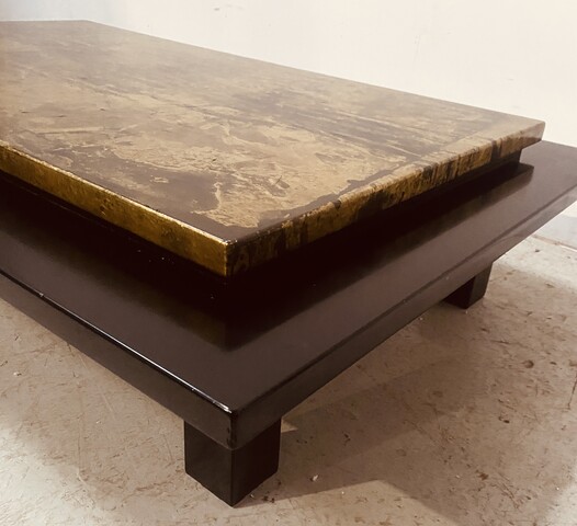 Table basse style Japonaise circa 70 plateau en laque  noir et or . XX siècle .