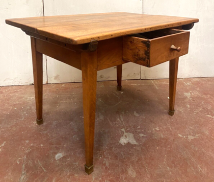 table bureau de monastère en noyer massif un tiroir en façade . XIX siècle .