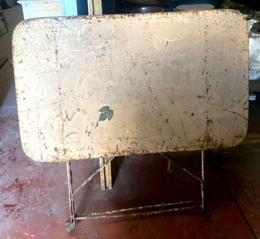 table de bistrot pliante en fonte de fer patiné en l'état . XX siècle .