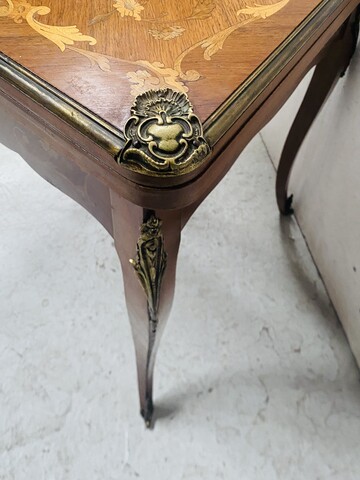 Table de bridge en bois de placage à décor marqueté de rinceaux . XX siècle .