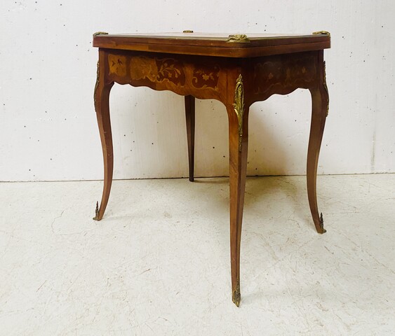 Table de bridge en bois de placage à décor marqueté de rinceaux . XX siècle .
