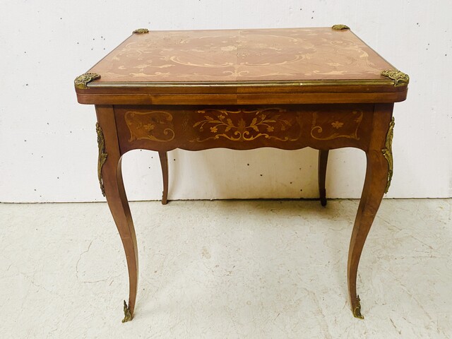 Table de bridge en bois de placage à décor marqueté de rinceaux . XX siècle .