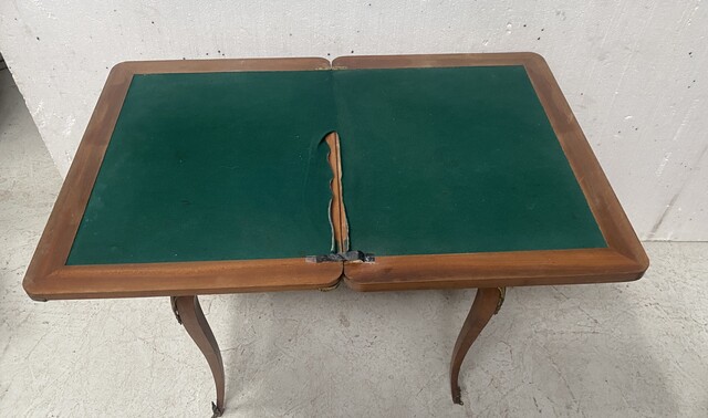 Table de bridge en bois de placage à décor marqueté de rinceaux . XX siècle .