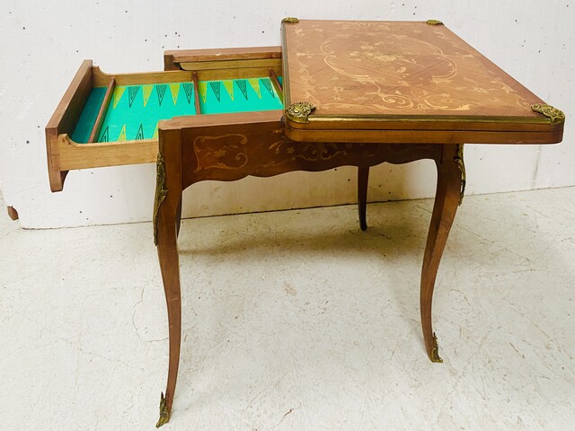 Table de bridge en bois de placage à décor marqueté de rinceaux . XX siècle .